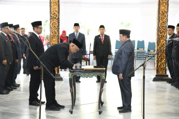 55 Pejabat Pemkab Sumenep Bergeser, Wabup Imam Hasyim Ambil Sumpah di Pendopo Keraton