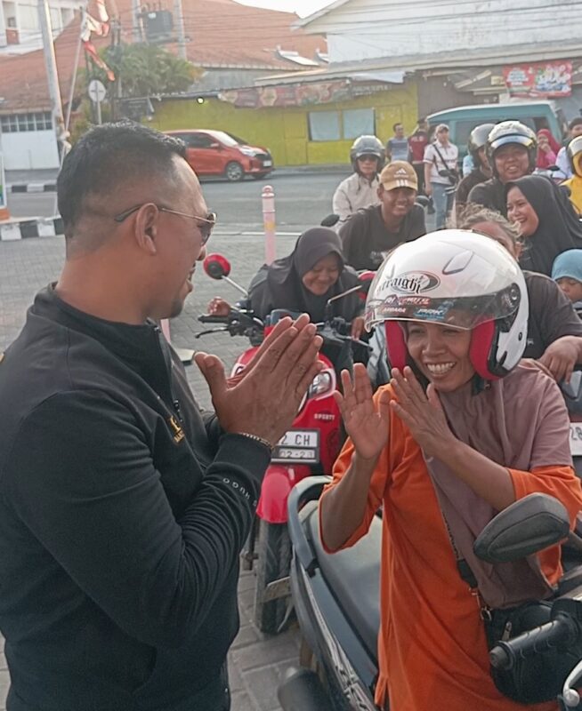 ​Bang Ali Bikin Gebrakan Baru, Aksi Sosial BBM Gratis Bahagiakan Ribuan Pengendara Motor Pamekasan!