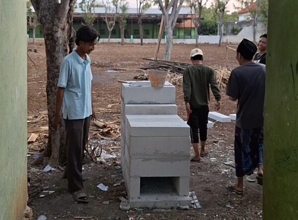 Tempat Pembakaran Berserakan, KKN Posko 36 Hadirkan Rocket Stove di MI Darul Ulum Banmaling