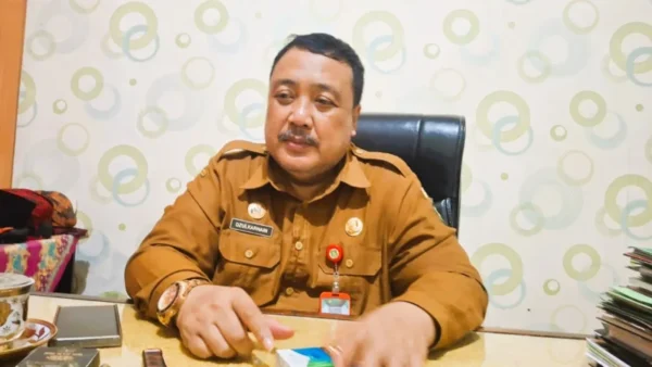Belum Dipanggil Kedua, Bendahara Desa Pagerungan Besar Datangi DPMD Sumenep, Janji Lunasi Tunggakan Gaji Rp202 Juta