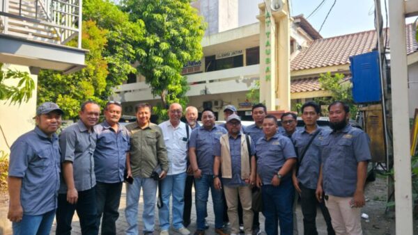 Pengurus SMSI Sumenep bersama Ketua dan Sekretaris serta pengurus SMSI Jatim