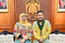 Gubernur Jawa Timur Khofifah Indar Parawansa (kiri) bersama Ketua Badko HMI Jatim Yusfan