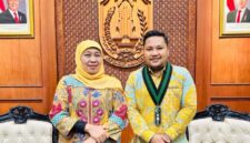Gubernur Jawa Timur Khofifah Indar Parawansa (kiri) bersama Ketua Badko HMI Jatim Yusfan