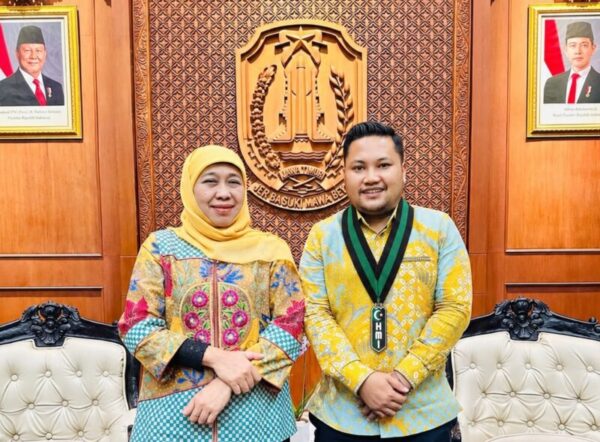 Gubernur Jawa Timur Khofifah Indar Parawansa (kiri) bersama Ketua Badko HMI Jatim Yusfan