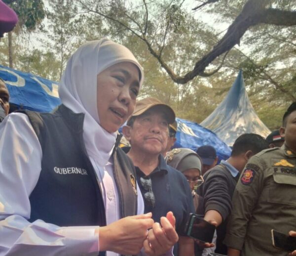 Khofifah Bawa Paket Bansos Pemprov Jatim ke Sumenep, dari Khitanan Massal hingga Beasiswa SMA
