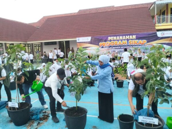 Khofifah usai Bagikan Bansos di Slopeng, Tanam Pohon di SMAN 2 Sumenep