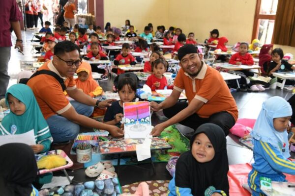 Bupati Fauzi Turun Langsung, 125 Anak Sumenep Warnai Ikon Tugu Keris di Hari Jadi ke-757
