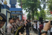 Suasa aksi demonstrasi di depan pintu Gerbang Bea & Cukai Madura, Jl. Panglima Sudirman Pamekasan