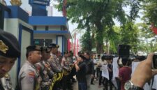 Suasa aksi demonstrasi di depan pintu Gerbang Bea & Cukai Madura, Jl. Panglima Sudirman Pamekasan