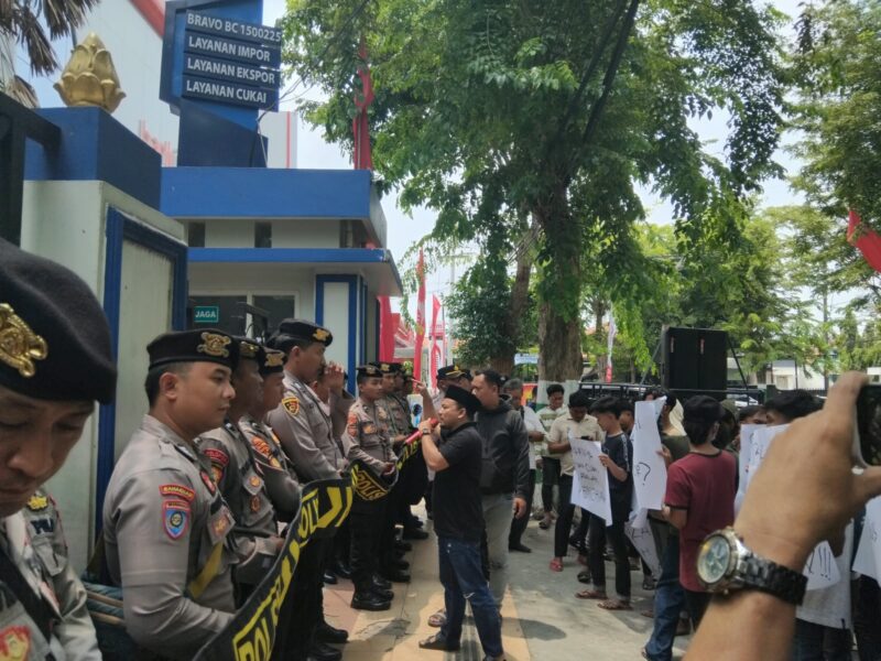 Suasa aksi demonstrasi di depan pintu Gerbang Bea & Cukai Madura, Jl. Panglima Sudirman Pamekasan
