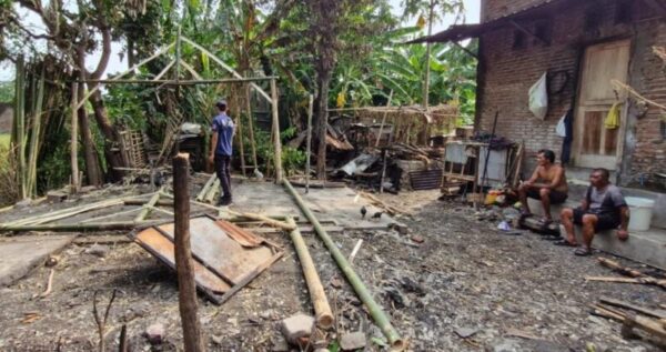 Kandang Ternak di Tamansari Bondowoso Terbakar, 2 Kambing Mati dan Pemilik Luka Bakar