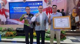Kepala Dinas Pendidikan Jawa Timur, Dr. Aries Agung Paewai diapit Kacabdindik Jawa Timur Wilayah Sumenep, Dr. Rusliy (kiri) dan Mifta Febriansyah (kanan)