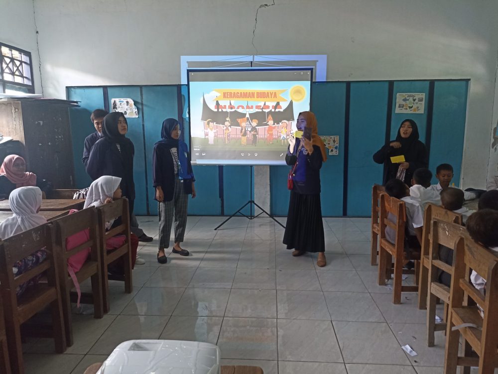 Program Mengajar di SDN Gili Anyar dengan Media Video Animasi dan Topi Papua