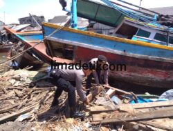 Polisi Bersama Warga Bersihkan 470 Puing Puing Kapal Nelayan Pasca Tsunami