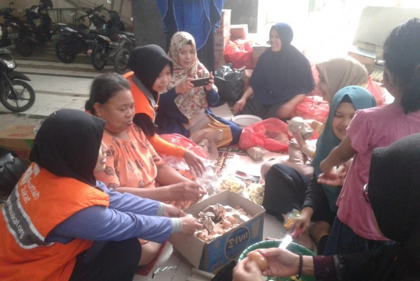 rumah zakat action mendirikan dapur umum bagi korban banjir 190124133022 607