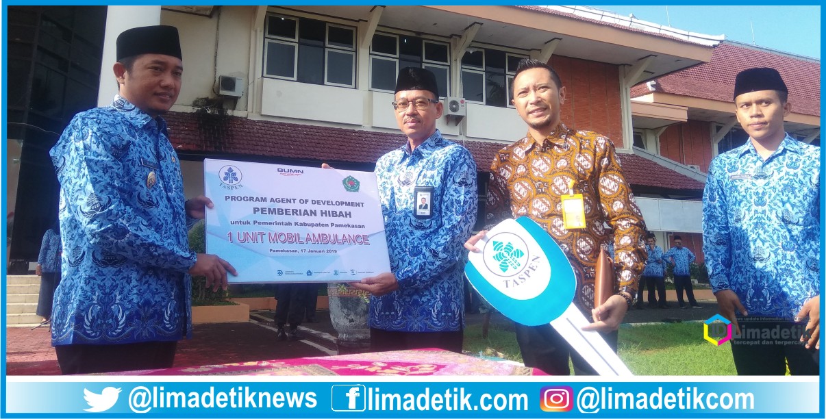 wakil Bupati Pamekasan Rajae saat menerima secara simbolis hibah berupa mobil ambulane dari Kepala PT. Taspen cabang Pamekasan Kemas Abdullah Alwi.