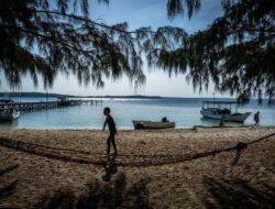 Akibat Gelombang Laut Tinggi, Ratusan Wisatawan Tertahan di Karimun Jawa