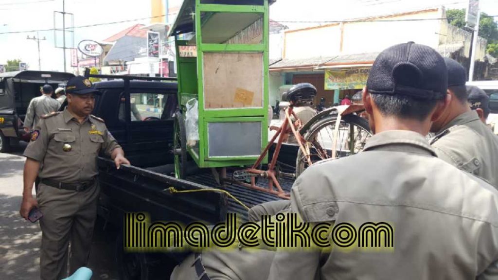 Razia Satpol PP Membuat PKL di Depan RSUD Syamrabu Bangkalan Terbirit birit