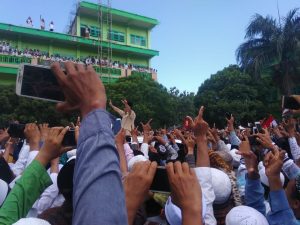 Puluhan Ribu Massa Sambut Kedatangan Prabowo Subianto di Ponpes Bata-Bata Pamekasan