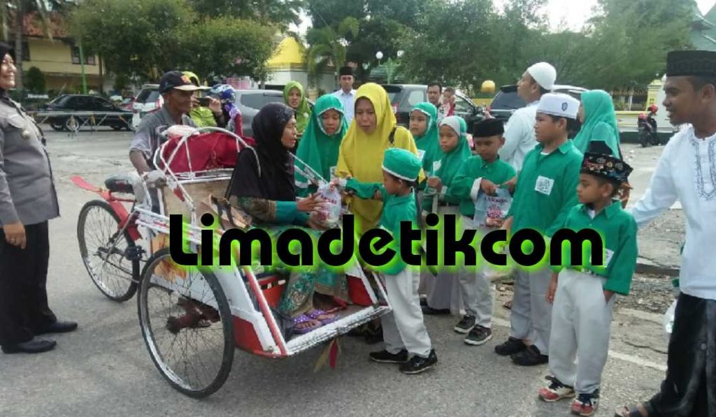 Peduli Sosial, Siswa di Sumenep Bagikan 350 Sembako