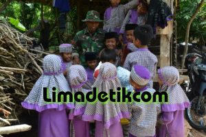 Obati Rasa Rindu pada Keluarga, Praka Iqbal Membaur dengan Anak-Anak di Lokasi TMMD Sumenep