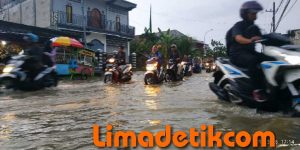 Diguyur Hujan, Sejumlah Pertokoan dan Rumah Kos di Jalan Telang Terendam Banjir 3 Diguyur Hujan, Sejumlah Pertokoan dan Rumah Kos di Jalan Telang Terendam Banjir