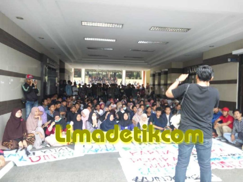 Gelar Aksi Damai di Depan Rektorat, Ini 5 Tuntutan Mahasiswa UIN Syarif Hidayatullah Jakarta