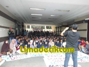 Gelar Aksi Damai di Depan Rektorat, Ini 5 Tuntutan Mahasiswa UIN Syarif Hidayatullah Jakarta