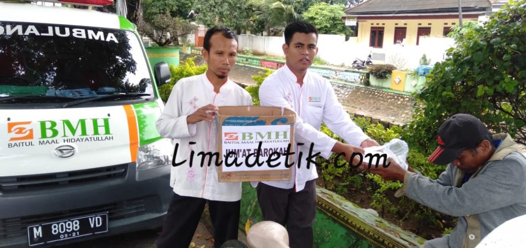 Bagikan Nasi Bungkus untuk Pemulung dan Abang Becak, BMH Sumenep: Tabur Kebaikan Kapan dan di Mana Saja