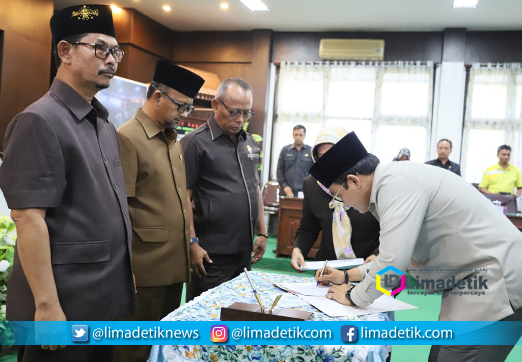 Rapat Paripurna DPRD, Bupati Pamekasan Teken Penetapan Raperda RPJMD 2018-2023