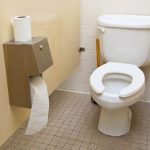 toilet dengan dudukan yang memiliki celah di depan 190211130951 101