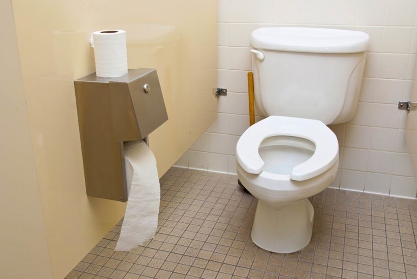 toilet dengan dudukan yang memiliki celah di depan 190211130951 101