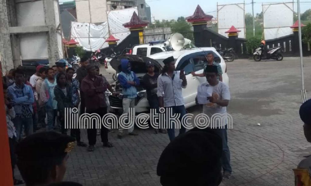 Kantor KPU dan Bawaslu Bangkalan Diluruk Massa AMPD Terkait C1-KWK