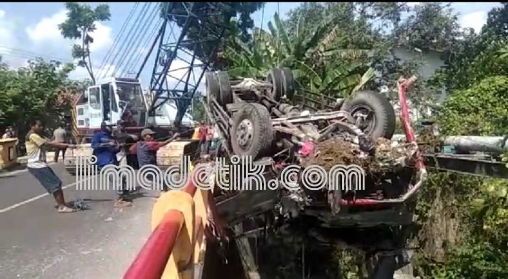 Bangkai Truk Laka Tunggal di Pamekasan Akhirnya Diangkat dari Sungai