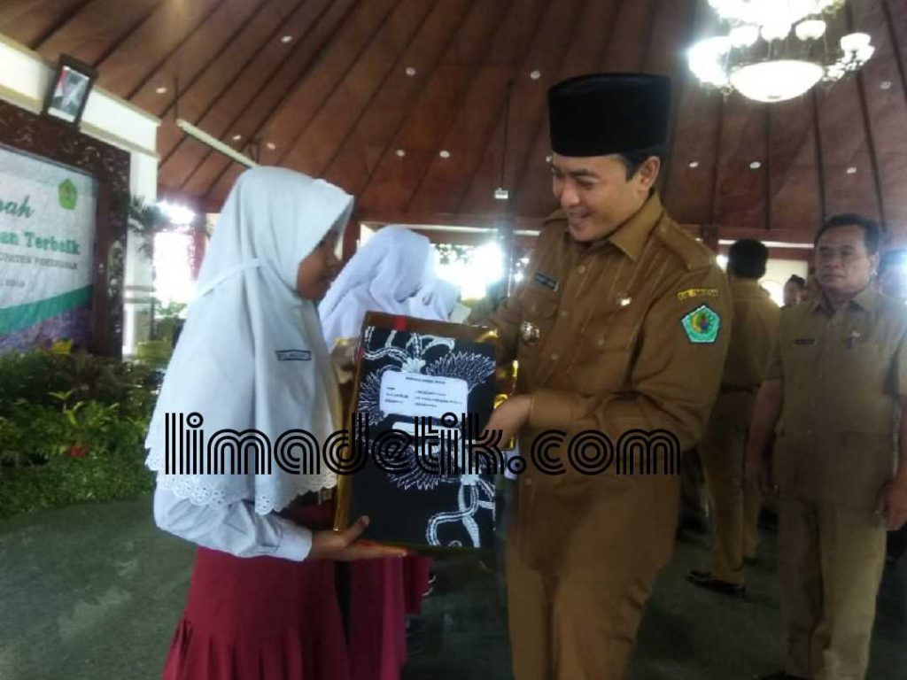 Bupati Berikan Anugerah 26 Pembaca Al-Qur’an Terbaik SD Se Pamekasan