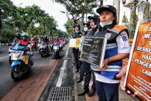 Berkendara Sambil Merokok di Surabaya Akan Ditilang, Mulai Awal Mei 2019