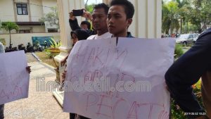 Dinilai Janggal atas Putusan Hakim yang Memvonis Bebas Terdakwa Penganiayaan Jurnalis, Puluhan Wartawan Demo PN Bangkalan 7 Dinilai Janggal atas Putusan Hakim yang Memvonis Bebas Terdakwa Penganiayaan Jurnalis, Puluhan Wartawan Demo PN Bangkalan