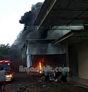 Pasar Anom Baru Sumenep Diamuk Si Jago Merah 5 Pasar Anom Baru Sumenep Diamuk Si Jago Merah