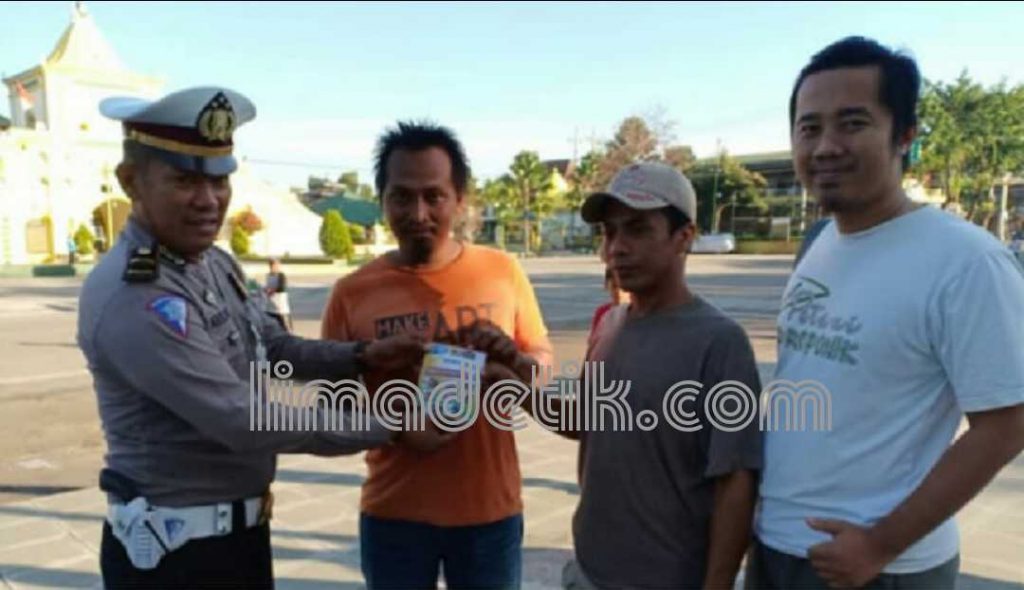 Kanit Regident Polres Sumenep Bagikan Brosur Saat Operasi Keselamatan