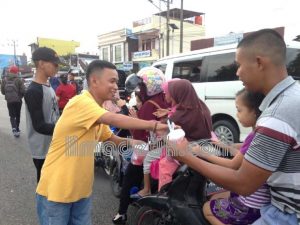 Relawan Riezky Aprilia Berbagi Takjil Ramadhan 4 Relawan Riezky Aprilia Berbagi Takjil Ramadhan