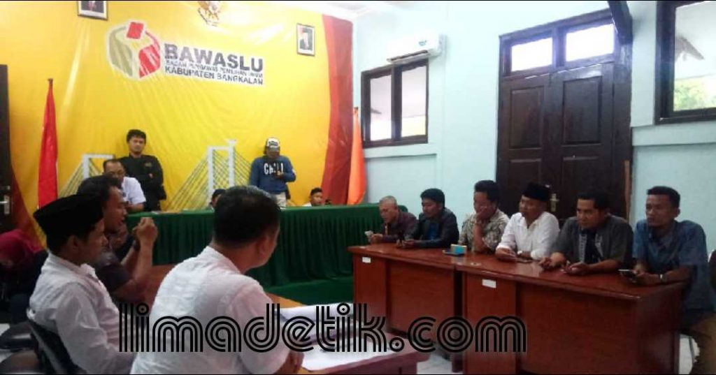 Geram, Komunitas Peduli Keadilan Gelar Aksi di Kantor Bawaslu Bangkalan