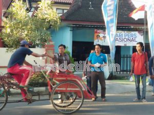 PWI Sumenep Bagikan Ratusan Takjil