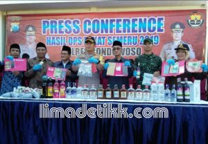 Polres Bondowoso Musnahkan Ratusan Botol Miras dan Bubuk Petasan 4 Polres Bondowoso Musnahkan Ratusan Botol Miras dan Bubuk Petasan