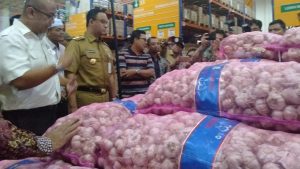 Anies Baswedan Cek Harga Bawang Putih di Pasar Induk Kramat Jati