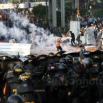 aparat keamanan bentrok dengan massa tanah abang lumpuh lhj