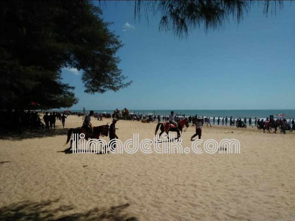 Lebaran Ketupat, Ribuan Pengunjung Serbu Pantai Lombang