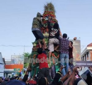 Ribuan Warga Grebek 258 Gunung Hasil Bumi di Perayaan Harjabo ke 200 Tahun