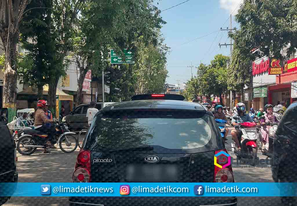 Parkir Mobil Menutupi Sebagian Jalan Diponegoro Sumenep, Warga Menilai Pemkab Sengaja Membiarkan 1 20190530 111746
