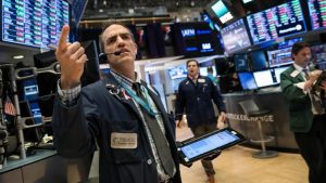 Wall Street ditutup, investor waspada jelang pertemuan Fed