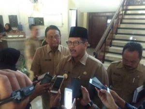 Wabup Bangkalan: ASN Tidak Masuk Kerja akan Mendapatkan Sanksi Berat Hingga Pemecatan 8 Wabup Bangkalan: ASN Tidak Masuk Kerja akan Mendapatkan Sanksi Berat Hingga Pemecatan
